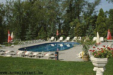 Piscina exterioara in hotelul St Hubertus din Ungaria