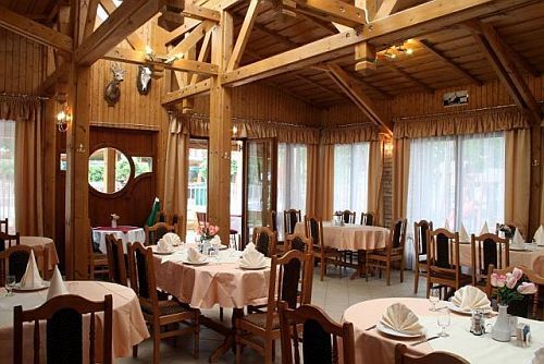 La terrasse de L'hôtel Korona avec 3 étoiles au lac Balaton en Hongrie