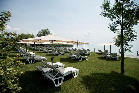 Hébergement à bon prix à l'Hôtel Marina-Port avec une plage privée