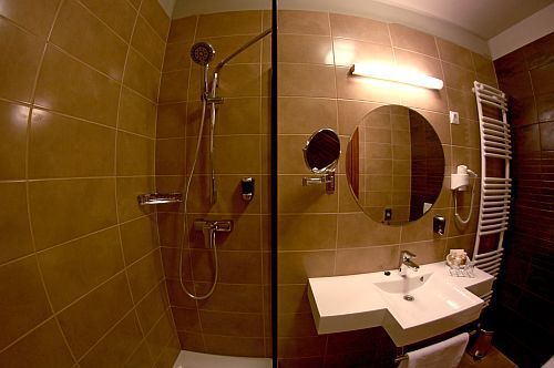 Cheap accommodation in Szekesfehervar in Hotel Magyar Kiraly - bathroom - hotel in the centre of Szekesfehervar