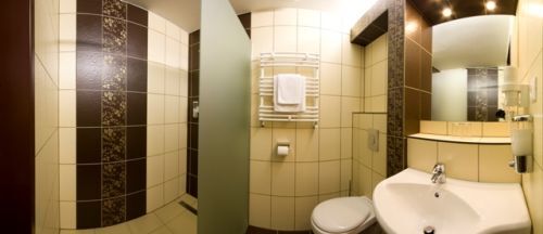 Belle salle de bain au Thermal Hotel Mosonmagyarovar***