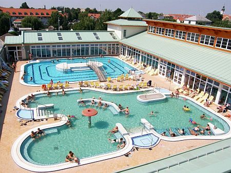 Grande piscine extérieure au Thermal Hotel Mosonmagyarovar
