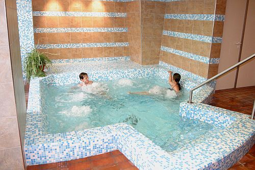 Wellness servicer på Wellness Hotell Aranyhomok i Kecskemet - jacuzzi, bad