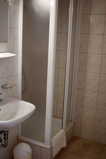 Piramis Hotel Gardony - Lake Velence  - 3 stars hotel - shower