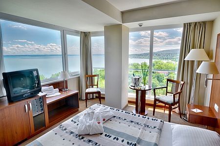 Panoramisch uitzicht op het Balatonmeer vanaf 4* Hotel Bal