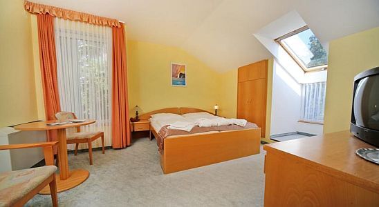 Pokój dwuosobowy Hotelu Panorama w Noszvaju