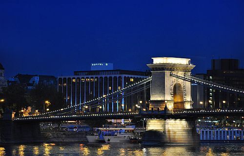 Hotel Sofitel Budapest - 5-звездный люкс-отель с вечерним освещением, с видом на Дунай, на Будайскую крепость и на Цепной мост