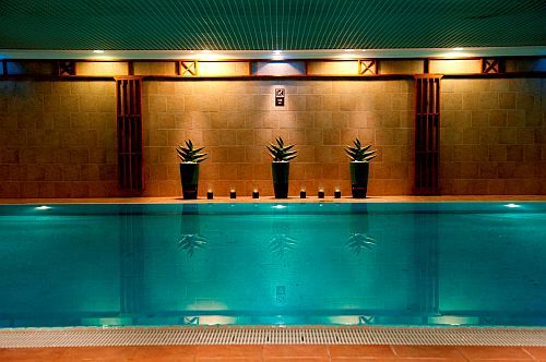 Piscina interioară în hotelul Sofitel din Budapesta - hoteluri cu piscine în Budapesta