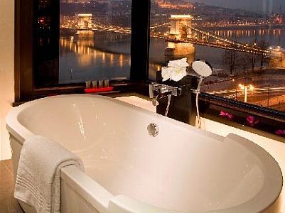 La salle de bains donne sur la ville magnifique - Budapest hôtels - Sofitel Chain Bridge en Hongrie