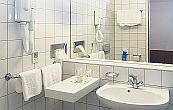 La salle de bains élégante - Hôtel Club Tihany - Hotels avec 4 étoiles en Hongrie