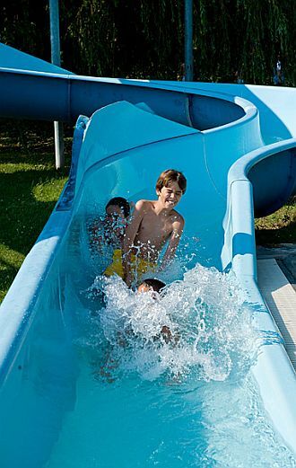 Glissiere de l'eau au lac Balaton - Tihany en Hongrie - bonnes vacances Hôtel Club Tihany avec 4 étoiles