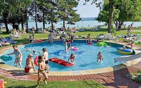 Bain aux enfants á Tihany - Club Tihany Bungalows á 4 étoiles au lac Balaton