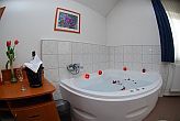 Jacuzzi dans la chambre de L