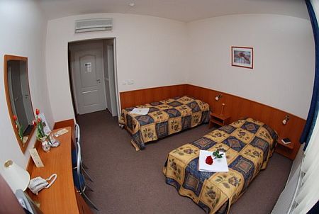 Hotel Platan Szekesfehervar - элегантный двухместный номер в 3-звездном отеле Платан в г. Секешфехервар