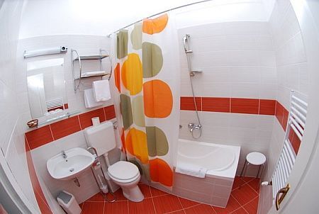 Habitaciones con descuentos de hoteles en Szekesfehervar, Hotel Platan baño