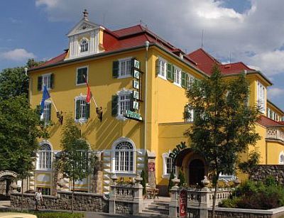 Het gebouw van het 3-sterren Hotel Eger Park in Noord-Hongarije