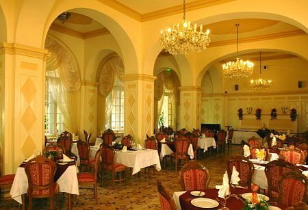 De zgn. Gele Zaal van het restaurant in het driesterren Hotel Eger Park - wellness vakantie in Hongarije