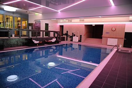 4* Hotel Eger Park úszómedencéje akciós wellness hétvégére