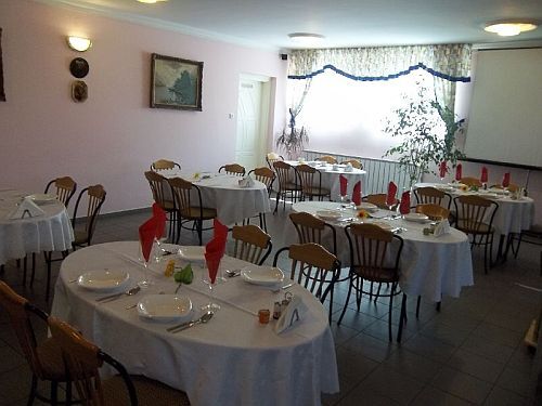 Уютный ресторан пансиона Marvany в г. Хайдусобосло, в 5 минутах от термальной бани - Hаjduszoboszlo