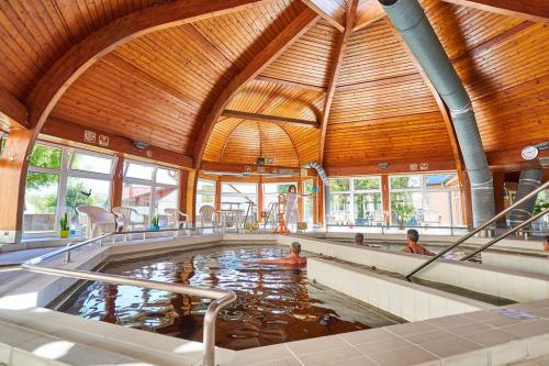 Piscina al hotel di benessere Hungarospa a Hajduszoboszlo in Ungheria