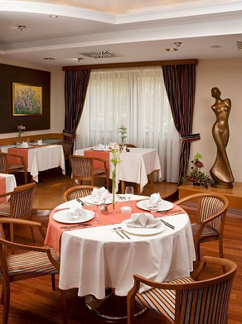 Le restaurant Carmen á l'hôtel Kalvaria 4 étoiles - la Hongrie