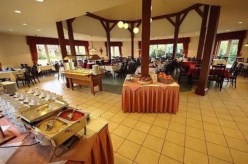 Restaurantul hotelului Corvus cu specialităţi tradiţionale şi interanţionale