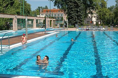 Piscina hotelului Holiday Beach