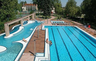 Basen pływacki oraz termalny w Hotelu Wellness Holiday Beach Budapeszt