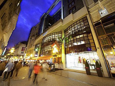 La rue Váci á Budapest en Hongrie - promenade sur la rive du Danube - Hôtel Budapest Mercure City Center á 4 étoiles