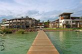 Pier in Balatonfured bij de ingang van Hotel Golden Resort****