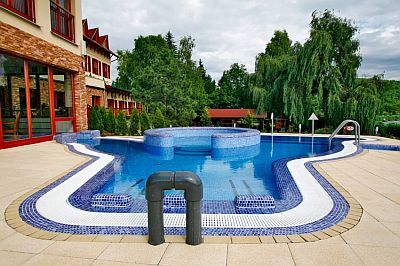 Tó Wellness Hote Bánk 3* külső és belső wellness medencék