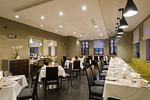 Betaalbare accommodatie in Eger, Hongarije - sfeervol restaurant van het Hotel Villa Volgy **** met regionale en internationale specialiteiten