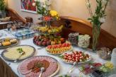 Det rika frukostbord ger ett fint start för dagen i Fonte hotell i Györ