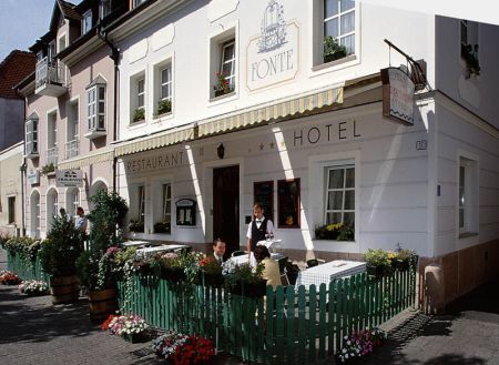 Mooi terrasje van het 3-sterren Hotel Fonte in Gyor, Hongarije - goedkope hotels in de binnenstad van Gyor