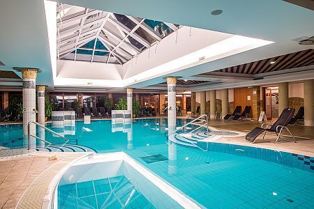 Piscina all'Hotel Aquarell - hotel di wellness a Cegled