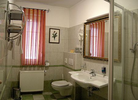 Beschikbare hotelkamers in Papa, vlakbij de Hongaars-Oostenrijkse grens - 4-sterren Hotel Villa Classica