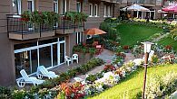 Garten mit Blumen im Wellnesshotel Granada in Kecskemet