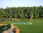 Garten mit Spielplatz im Wellnesshotel Granada in Kecskemet