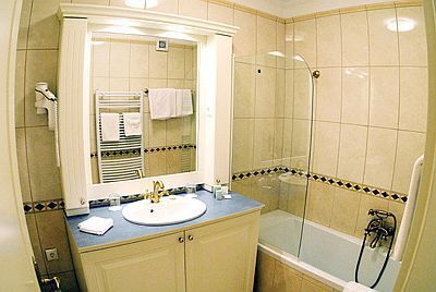 Ванная в королевском дворе -номере отеля  Queen’s Court Hotel & Residence Budapest