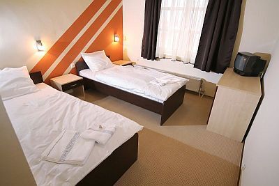 La chambre á deux lits á Pécs - Hôtel Agoston á 3 étoiles á Pécs en Hongrie- logement au pied de  la montagne Mecsek