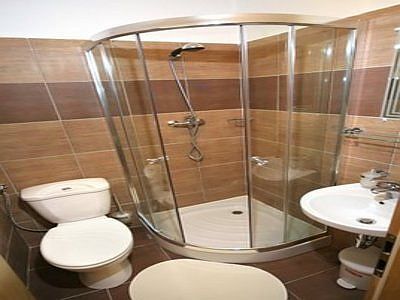 Salle de bain - Hôtel Agoston à Pécs en Hongrie - hôtel 3 étoiles bon marché au pied de la montagne Mecsek