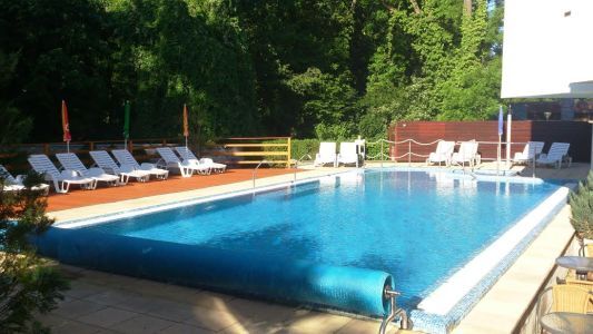 Piscina nuoto nel giardino dell'Hotel Bassiana a Sarvar