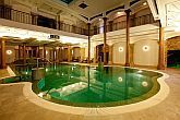 Zwembad in een wellnesshotel in Oost-Hongarije - wellness weekend in Hotel Andrassy Residence in Tarcal