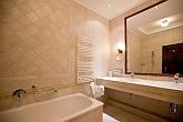 Красивая и элегантная  ванная комната в отелеAndrassy Residence Hotel  