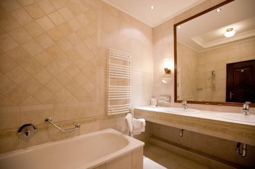 Elegante badkamer in Hotel Andrassy Residence in Tarcal