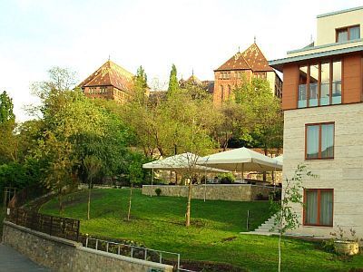 Hotel Castle Garden pod Zamkiem Budy w bobliżu Dworca Deli i płacu Szell Kalman (wcz. pł. Moszkva)