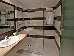 Aquaworld Resort Hotel Budapest - красивая и элегантная ванная комната в 4-звездном велнес-отеле - Ramada Budapest, Hungary
