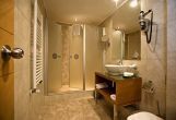 Camere cu baie in hotel Marmara in Budapesta
