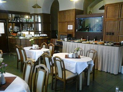 Отель 'Hotel Omnibusz ' в столице Венгрии Будапешт,зал для завтраков 