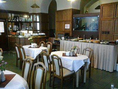 Hotel Omnibusz salle de petit déjeuner en allant vers L'aéroport Liszt Ferenc